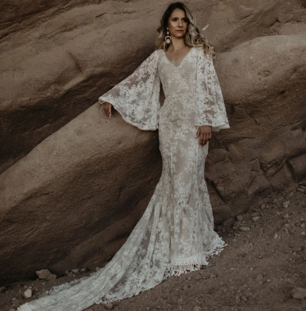 Gaun dengan lengan lonceng berdetail renda